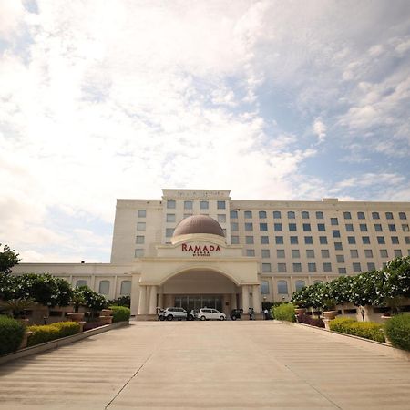 Ramada Plaza By Wyndham Lucknow Hotel Buitenkant foto