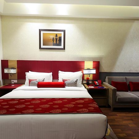 Ramada Plaza By Wyndham Lucknow Hotel Buitenkant foto