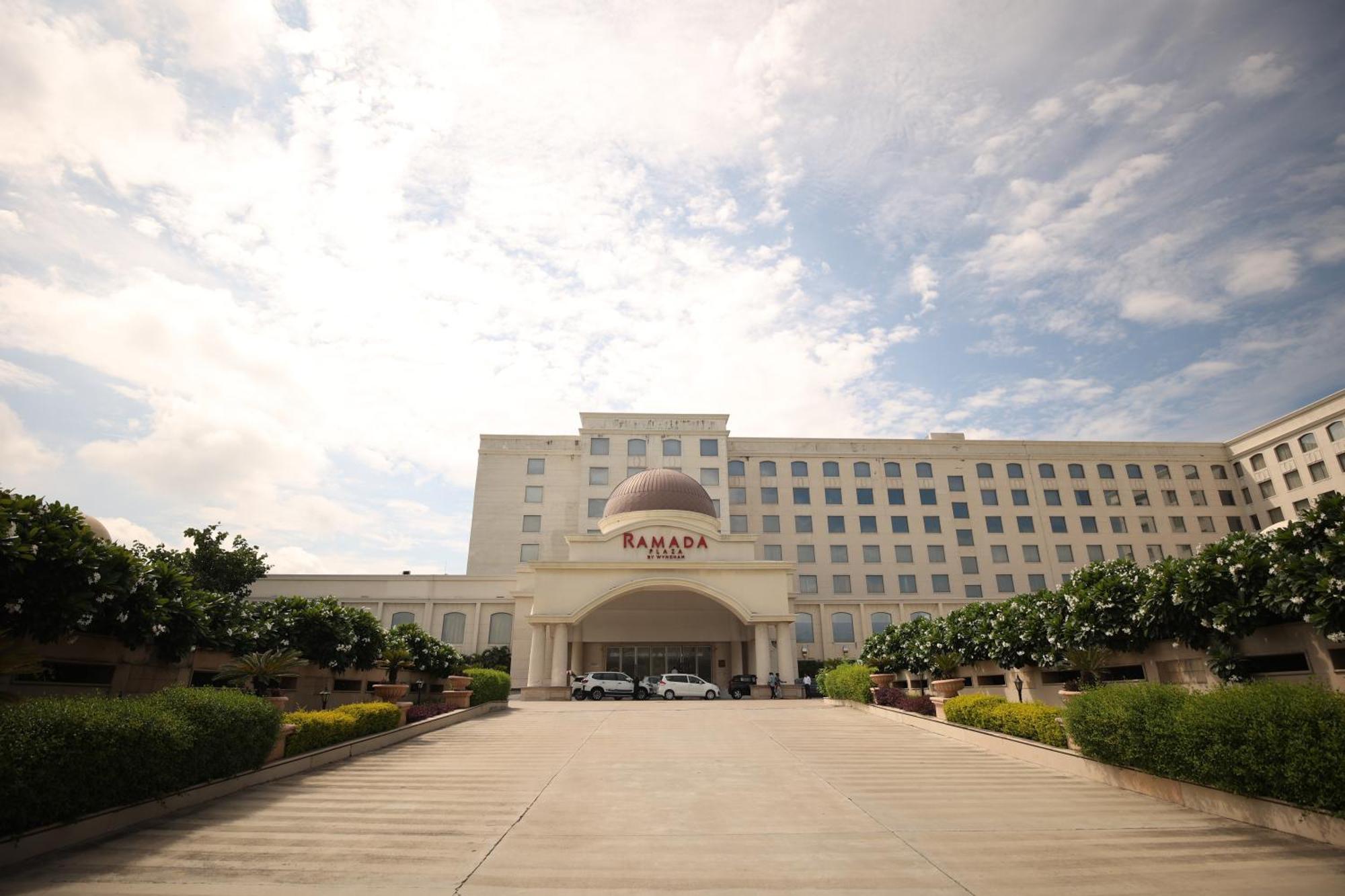 Ramada Plaza By Wyndham Lucknow Hotel Buitenkant foto