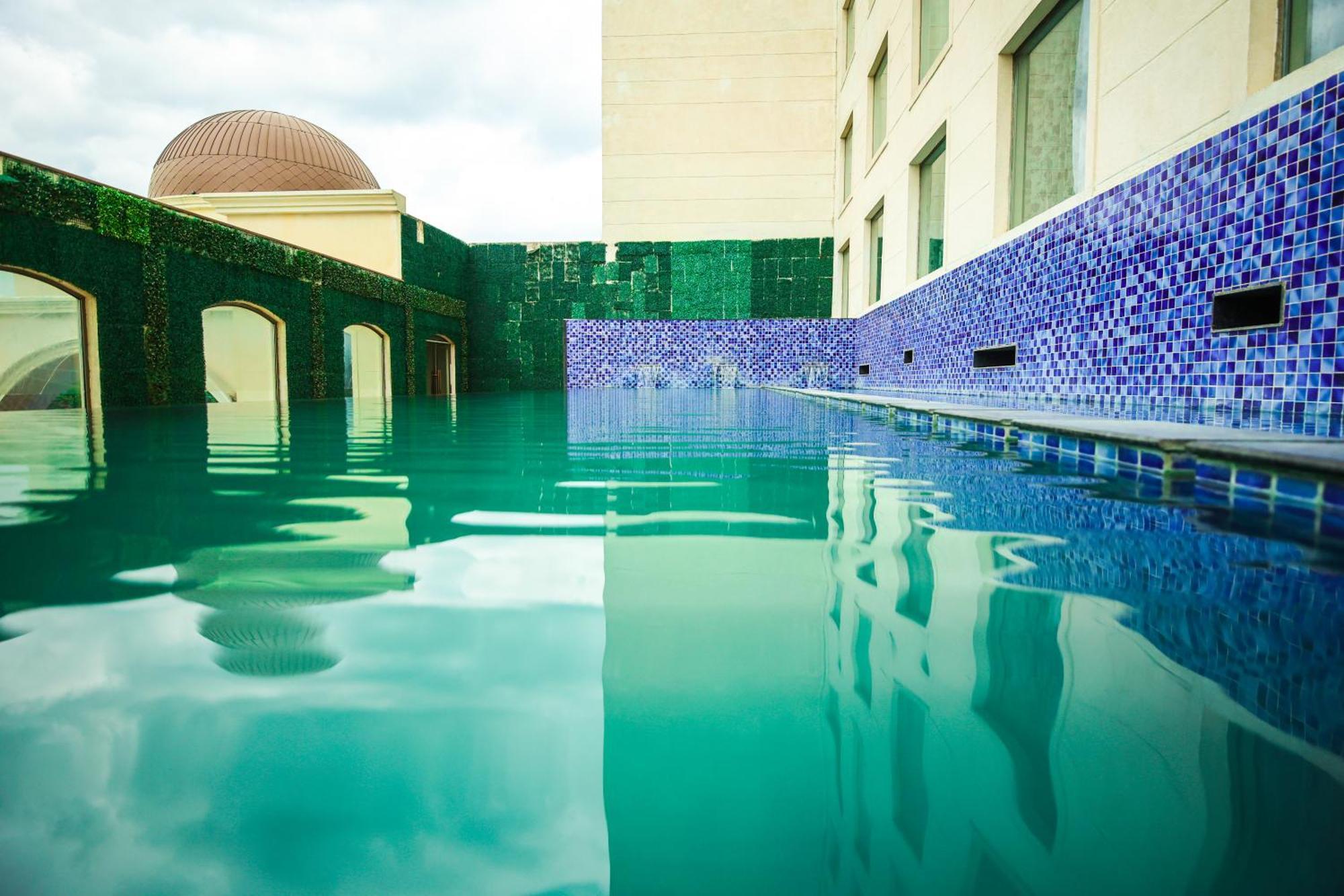 Ramada Plaza By Wyndham Lucknow Hotel Buitenkant foto