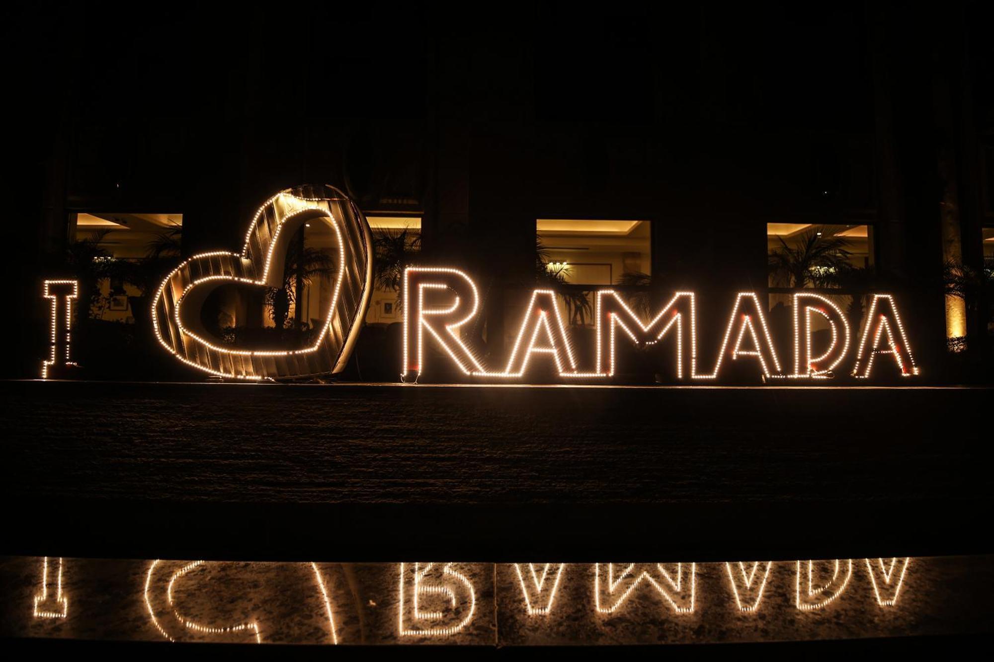 Ramada Plaza By Wyndham Lucknow Hotel Buitenkant foto
