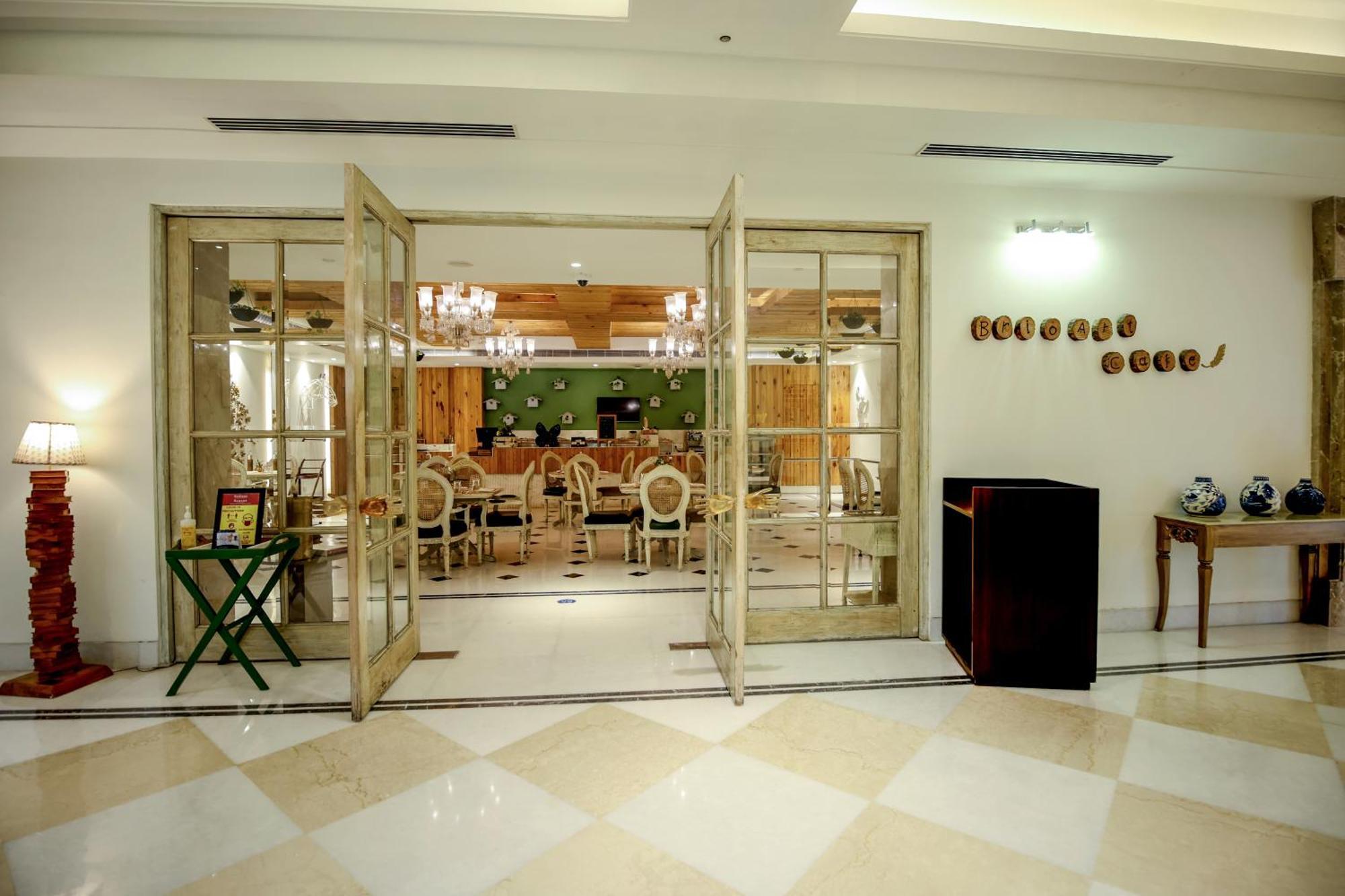Ramada Plaza By Wyndham Lucknow Hotel Buitenkant foto