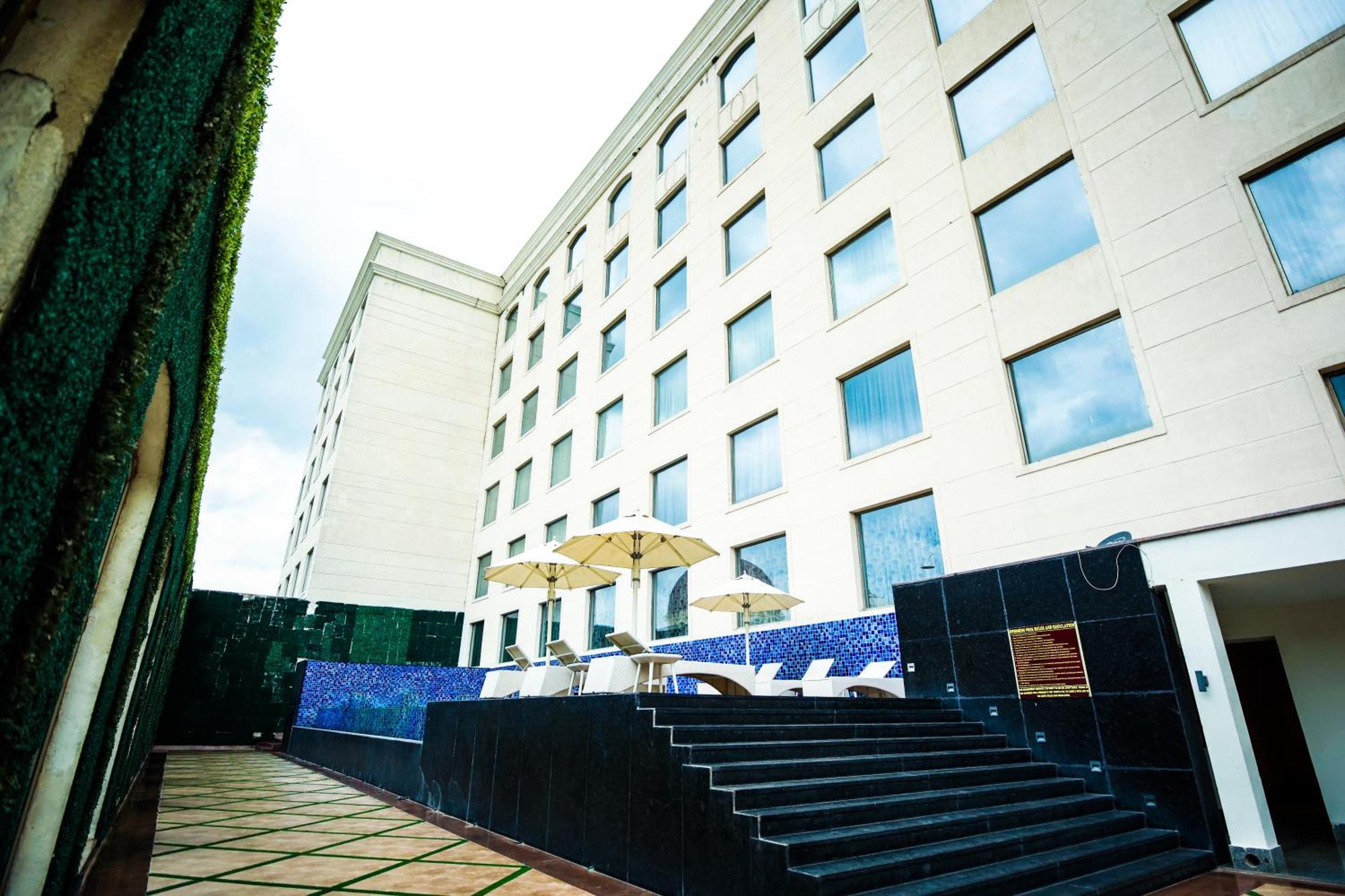 Ramada Plaza By Wyndham Lucknow Hotel Buitenkant foto