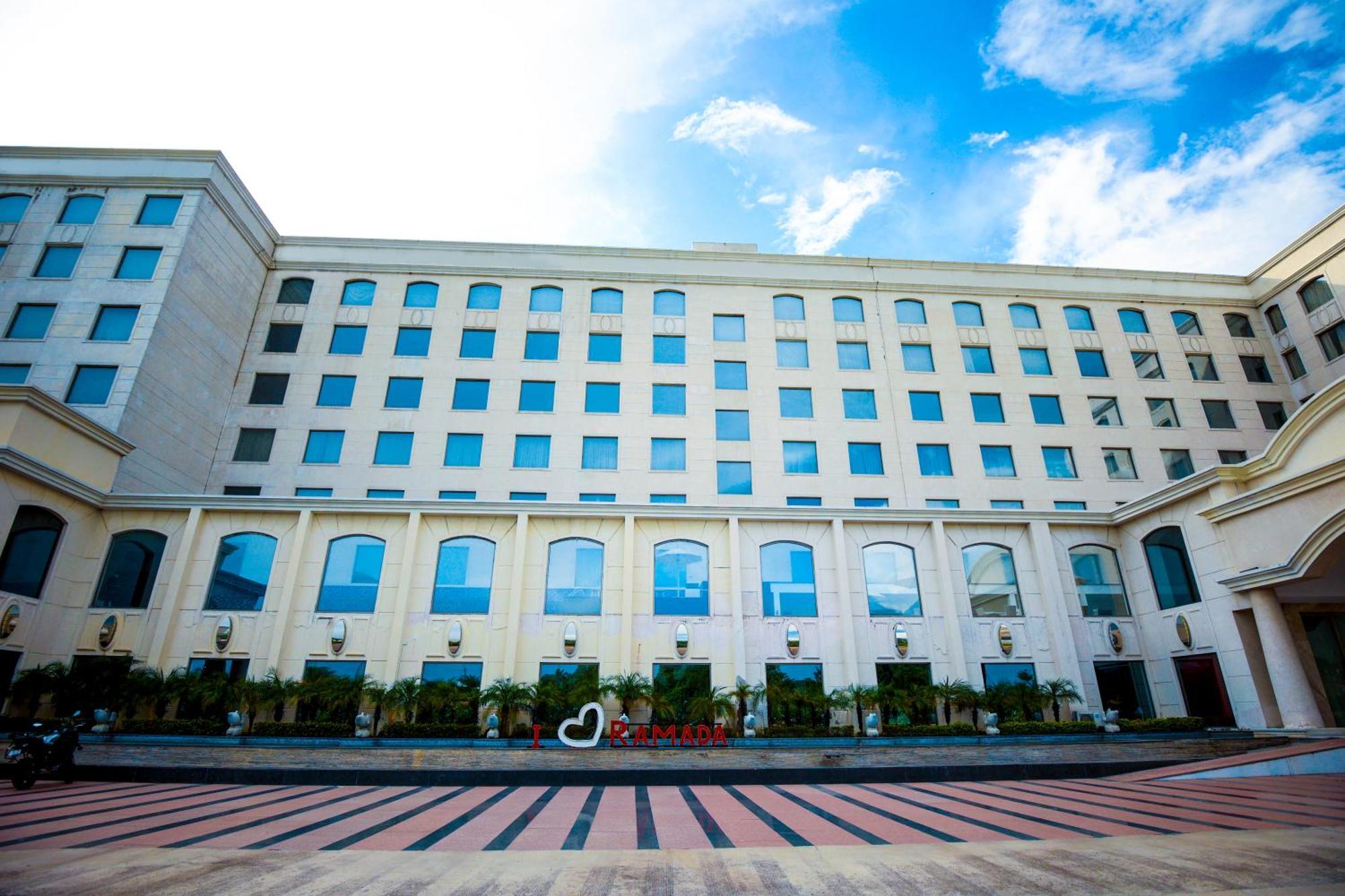 Ramada Plaza By Wyndham Lucknow Hotel Buitenkant foto