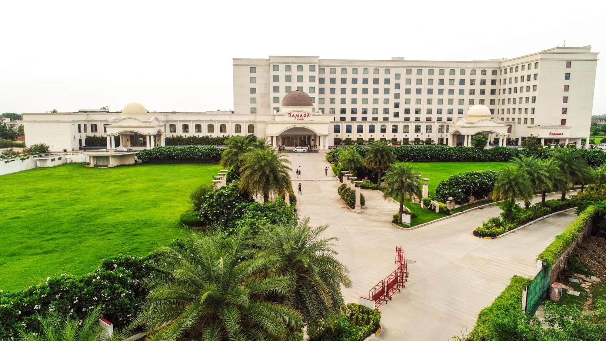 Ramada Plaza By Wyndham Lucknow Hotel Buitenkant foto