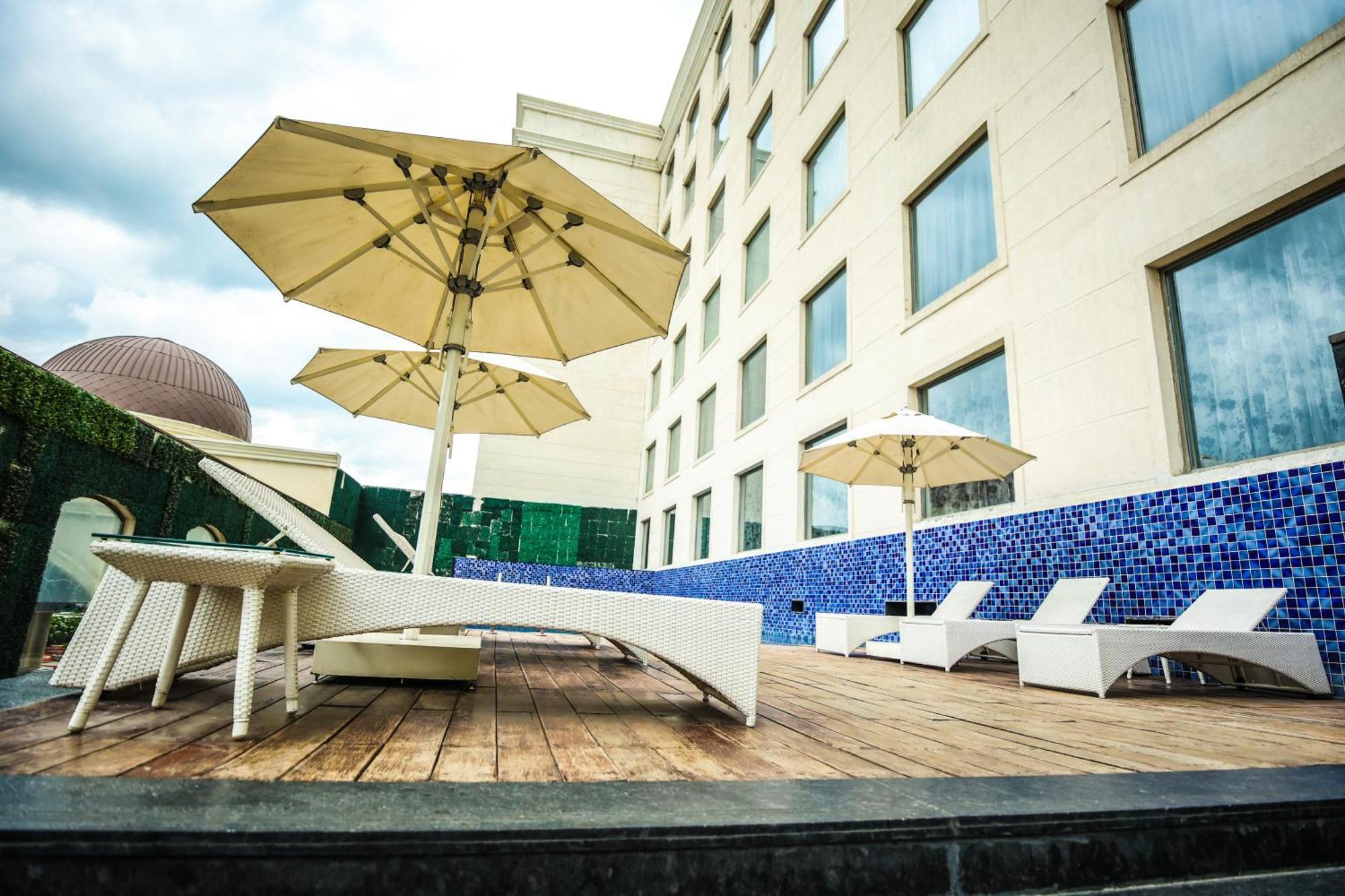 Ramada Plaza By Wyndham Lucknow Hotel Buitenkant foto