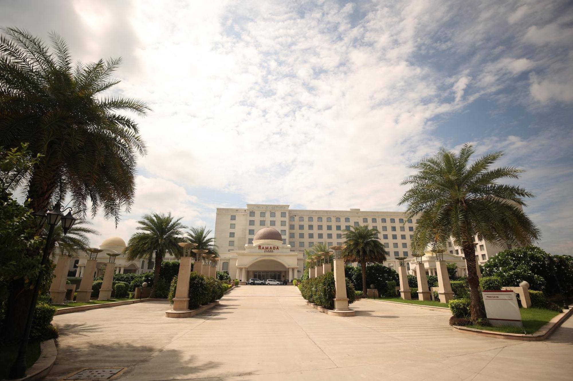 Ramada Plaza By Wyndham Lucknow Hotel Buitenkant foto
