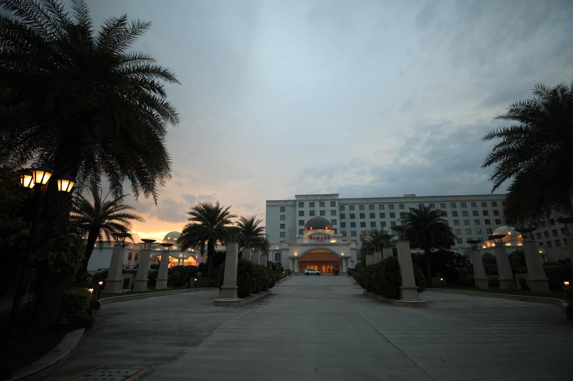 Ramada Plaza By Wyndham Lucknow Hotel Buitenkant foto