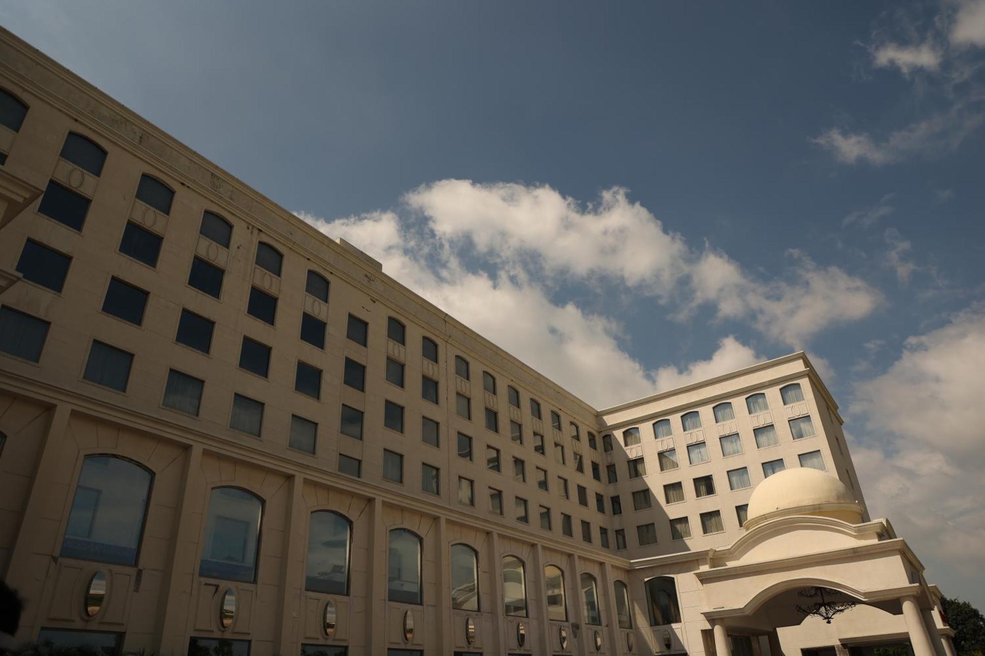Ramada Plaza By Wyndham Lucknow Hotel Buitenkant foto