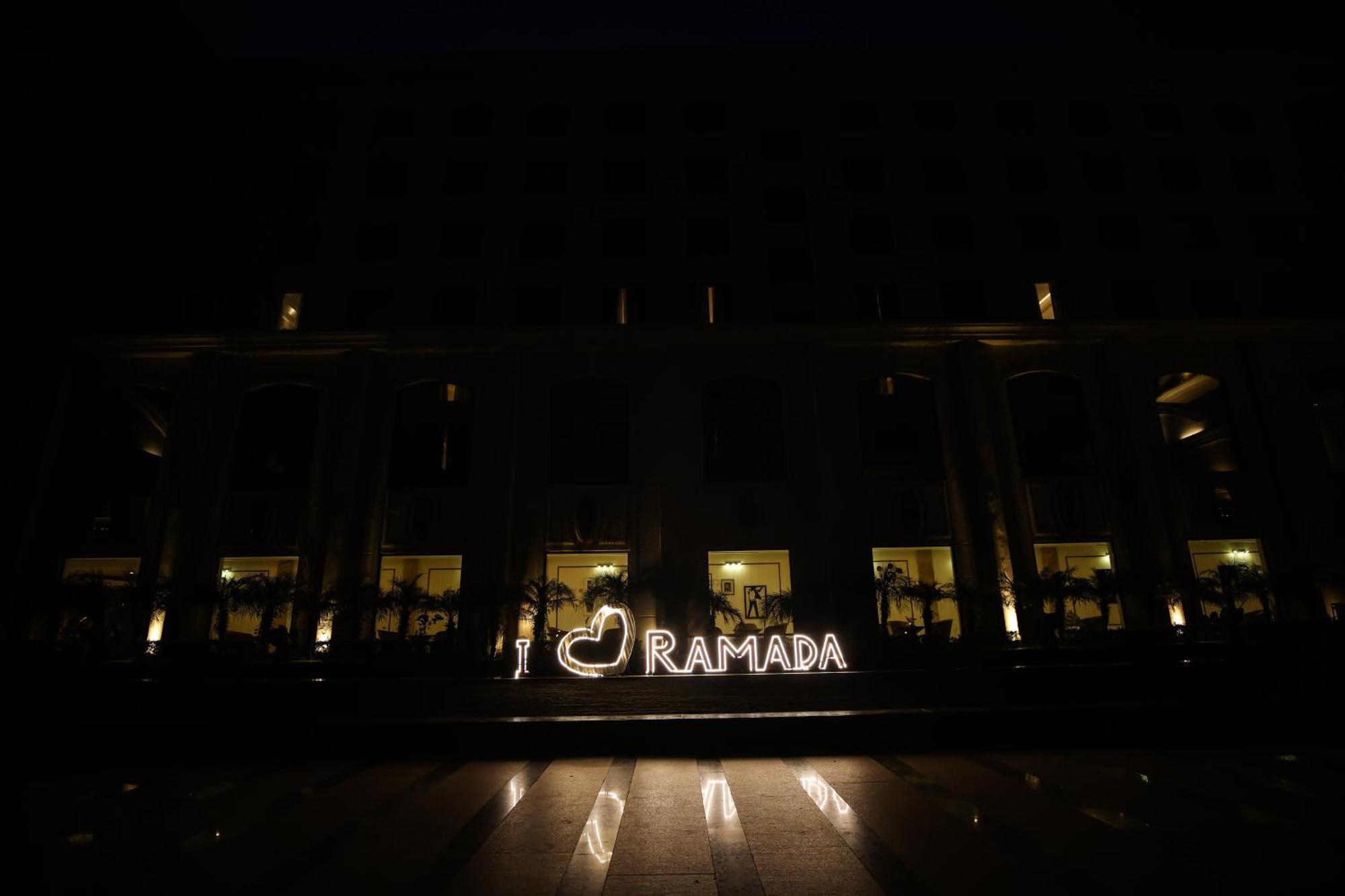 Ramada Plaza By Wyndham Lucknow Hotel Buitenkant foto