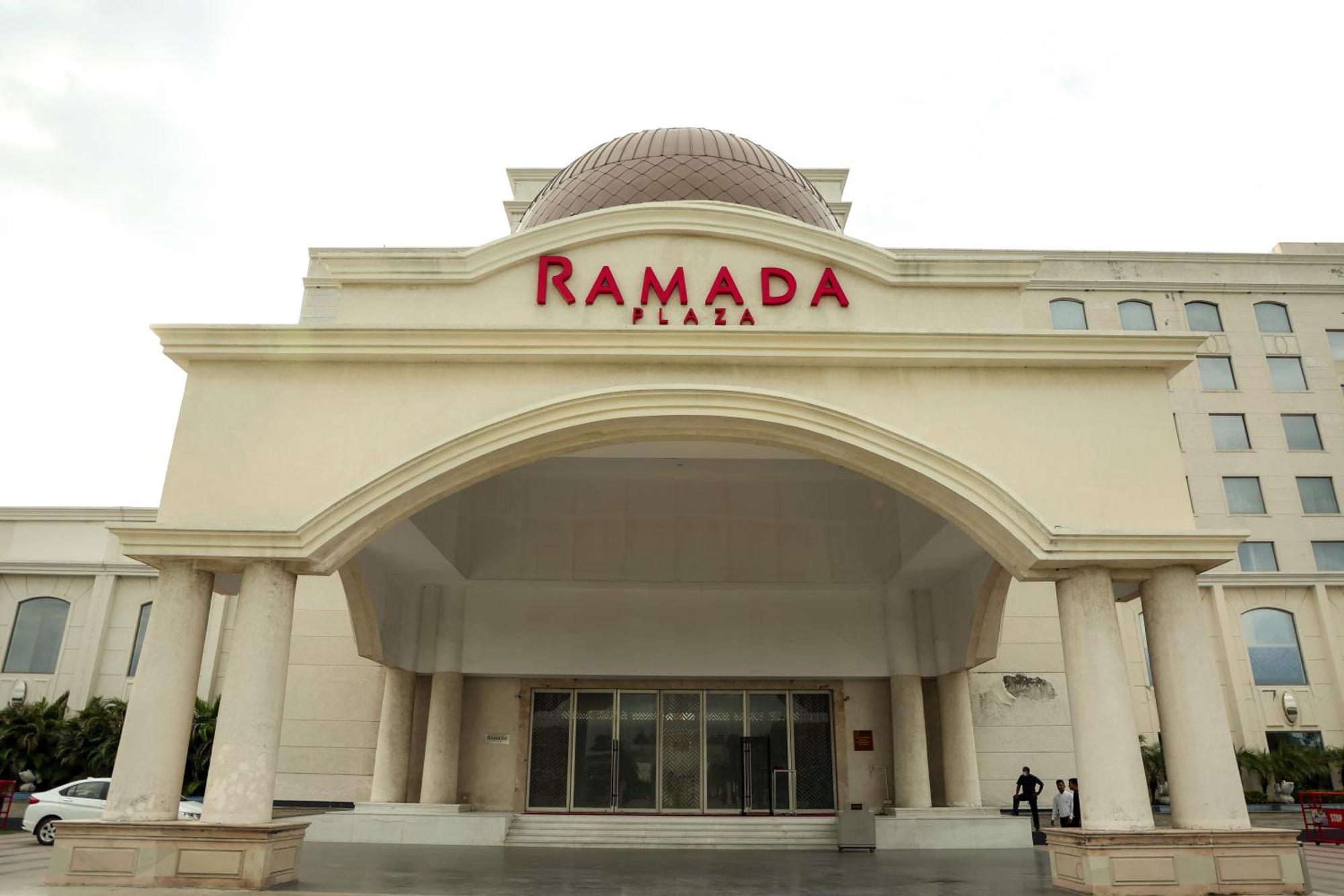 Ramada Plaza By Wyndham Lucknow Hotel Buitenkant foto