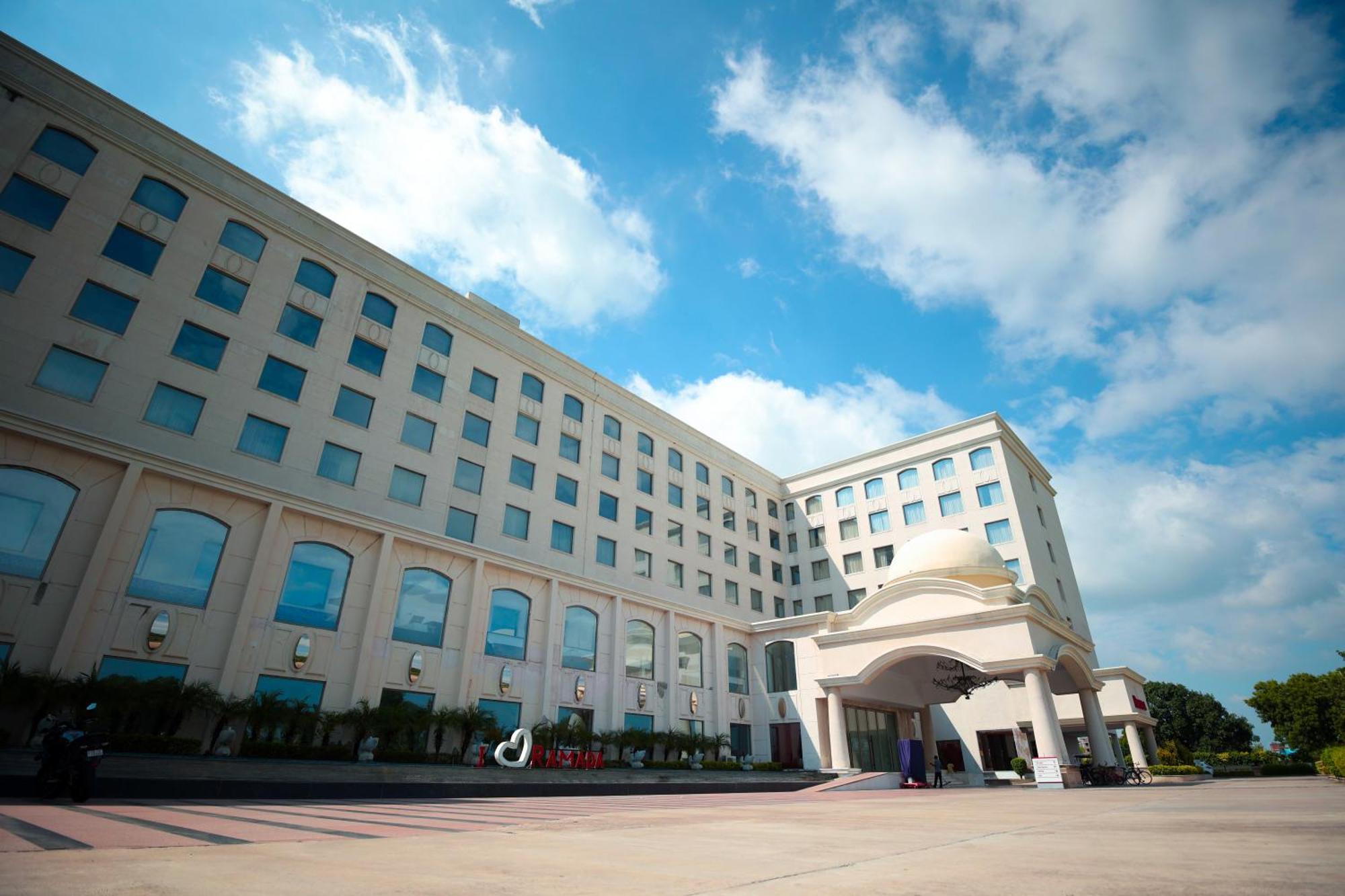 Ramada Plaza By Wyndham Lucknow Hotel Buitenkant foto