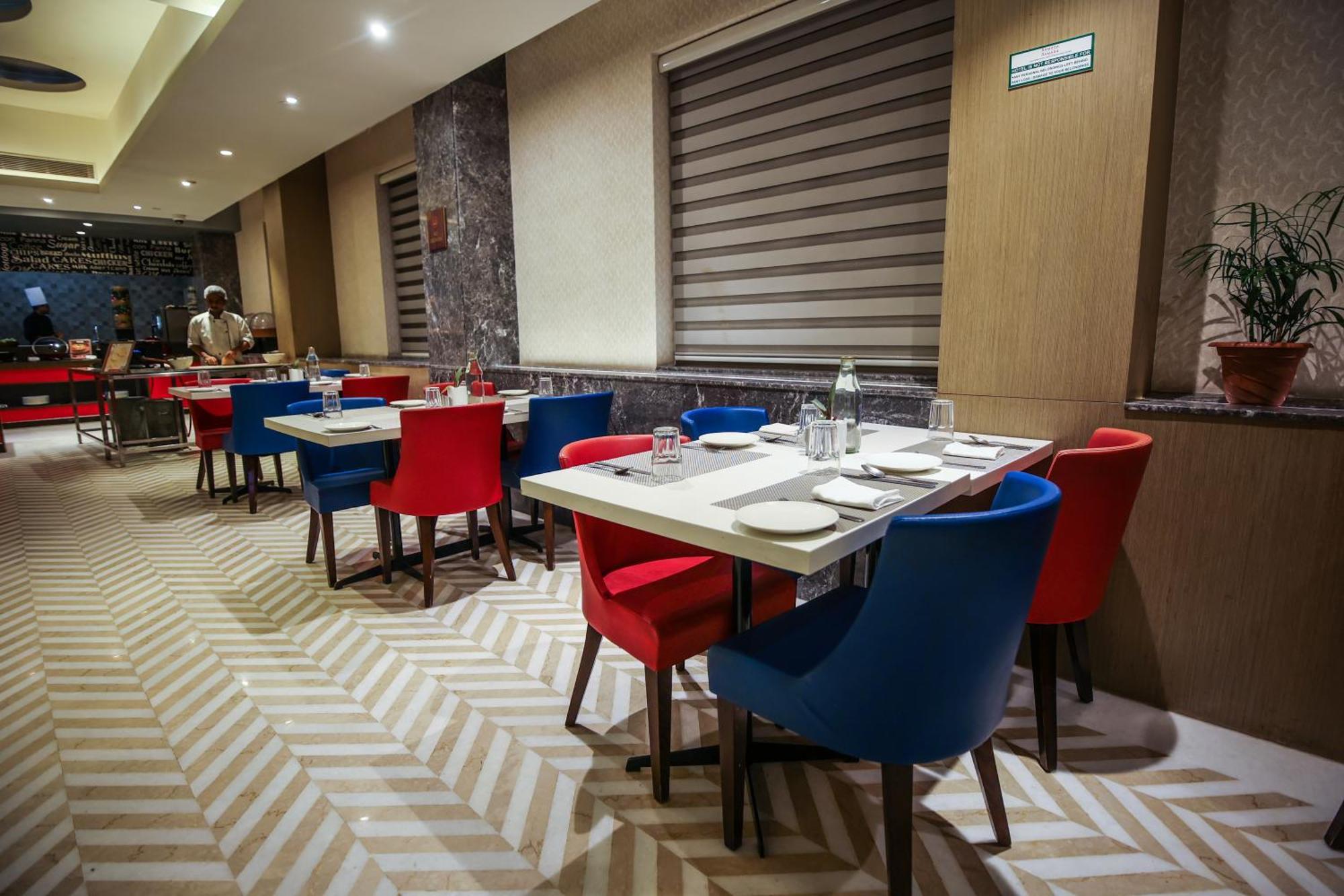 Ramada Plaza By Wyndham Lucknow Hotel Buitenkant foto