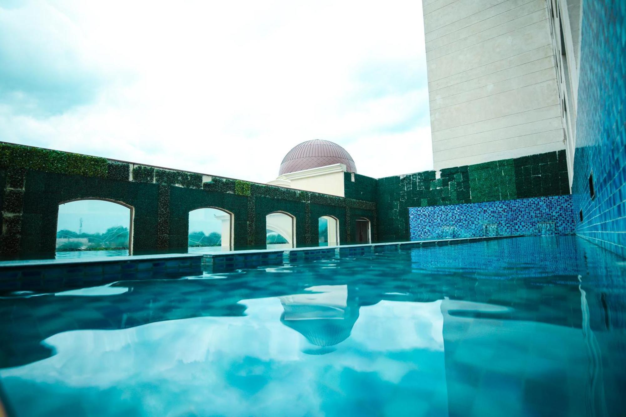 Ramada Plaza By Wyndham Lucknow Hotel Buitenkant foto