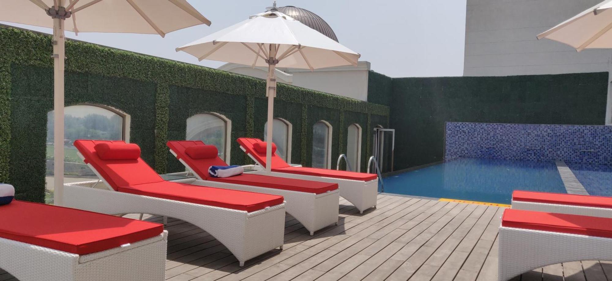 Ramada Plaza By Wyndham Lucknow Hotel Buitenkant foto