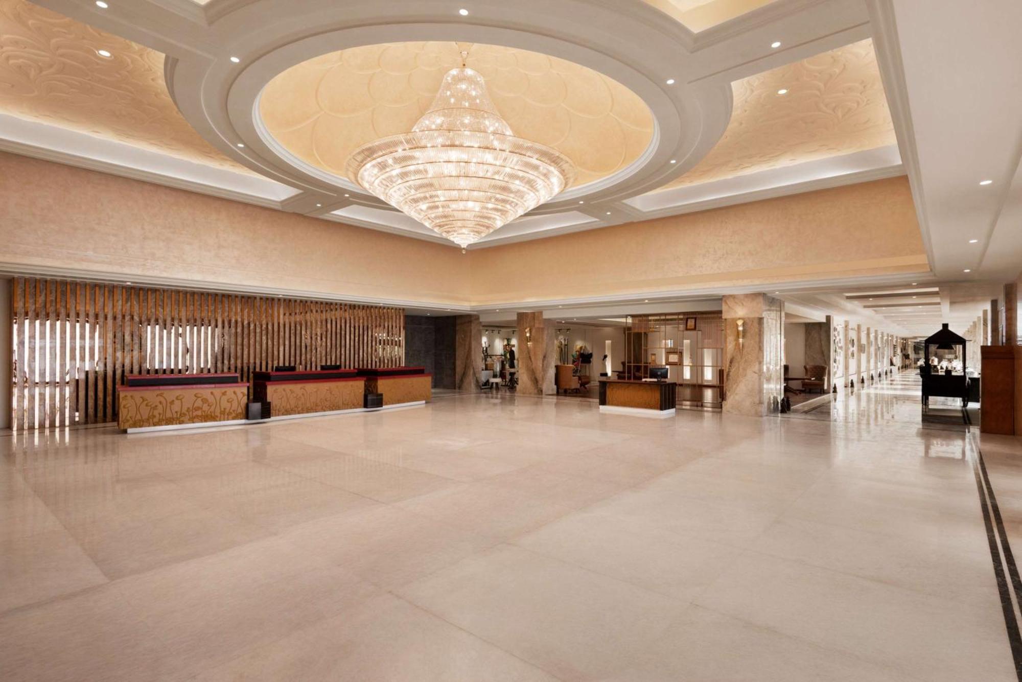 Ramada Plaza By Wyndham Lucknow Hotel Buitenkant foto