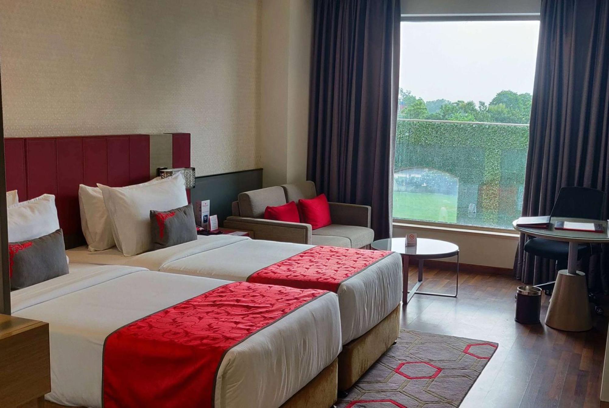 Ramada Plaza By Wyndham Lucknow Hotel Buitenkant foto