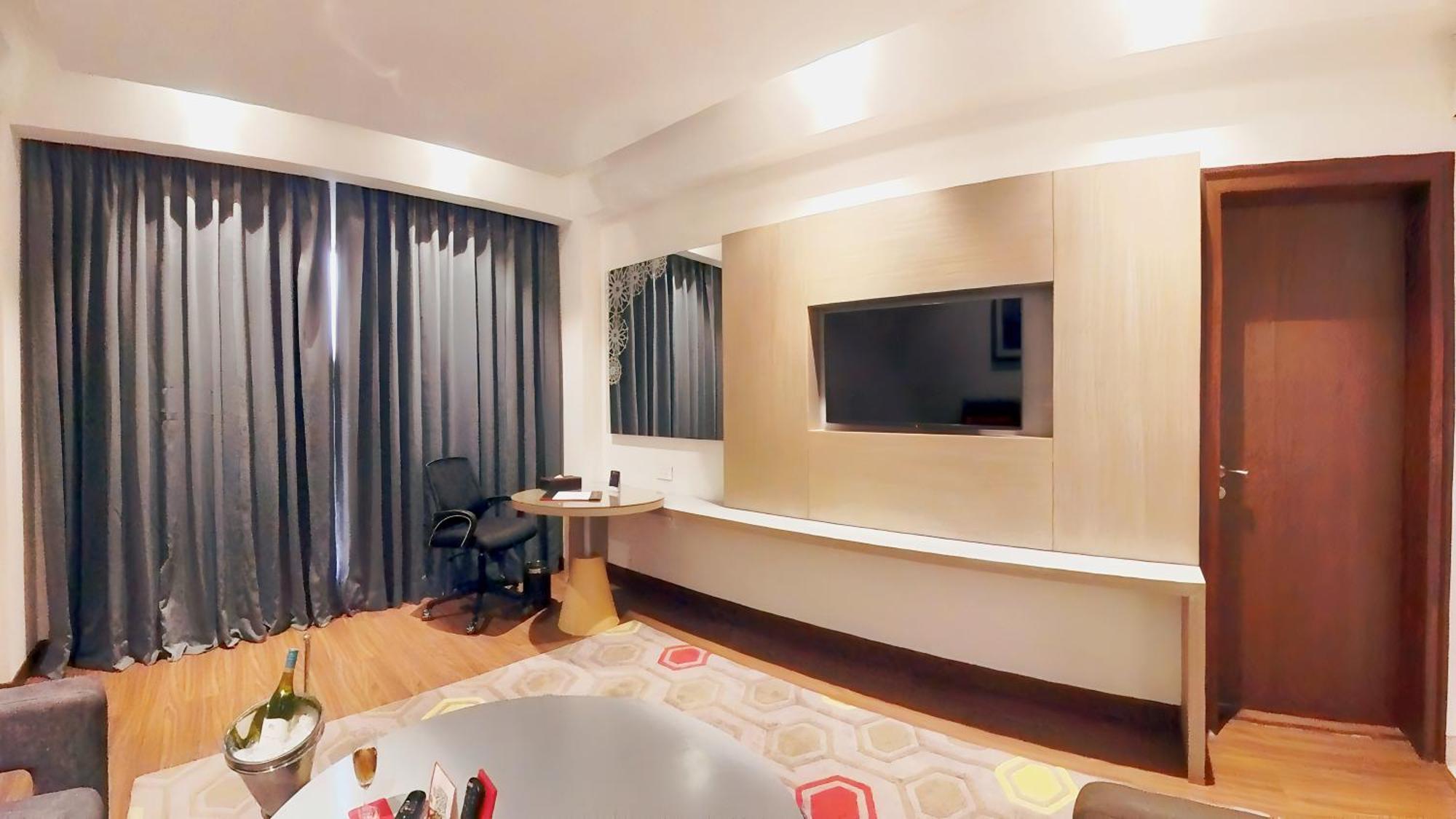 Ramada Plaza By Wyndham Lucknow Hotel Buitenkant foto