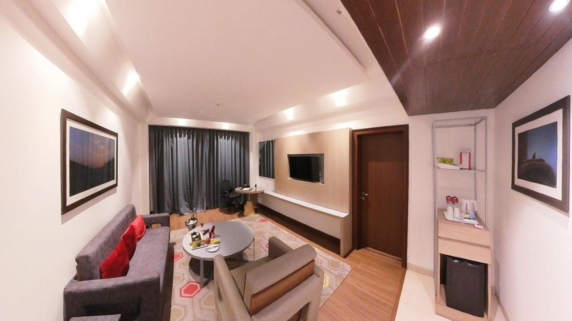 Ramada Plaza By Wyndham Lucknow Hotel Buitenkant foto