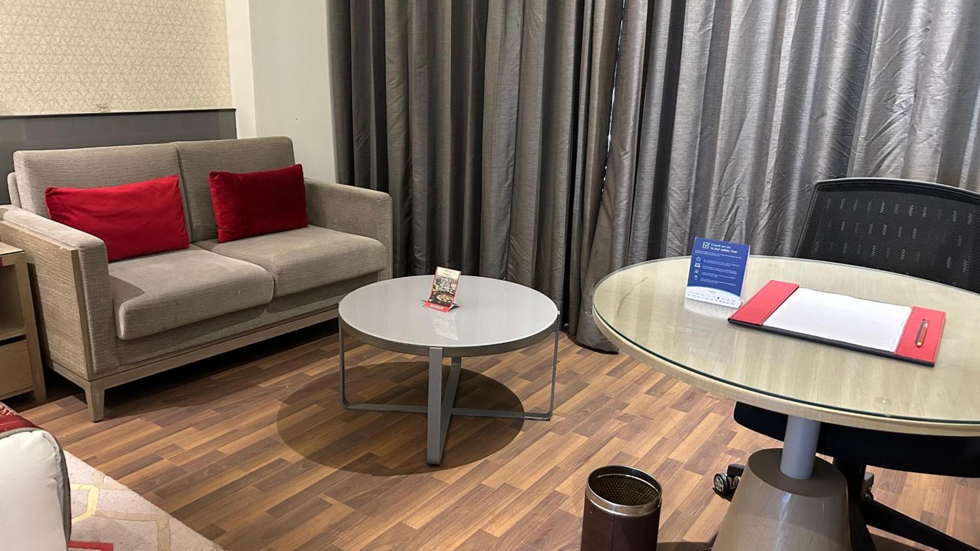 Ramada Plaza By Wyndham Lucknow Hotel Buitenkant foto