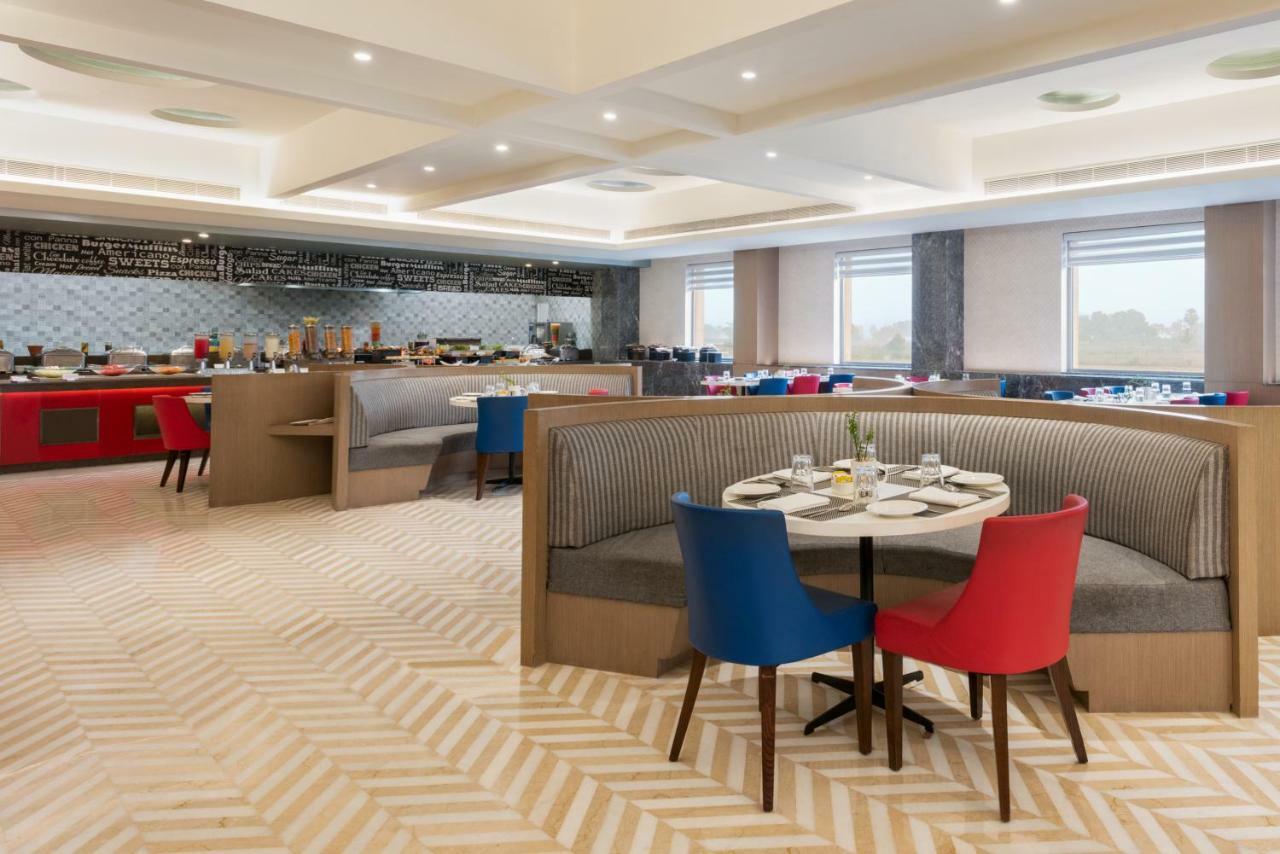 Ramada Plaza By Wyndham Lucknow Hotel Buitenkant foto