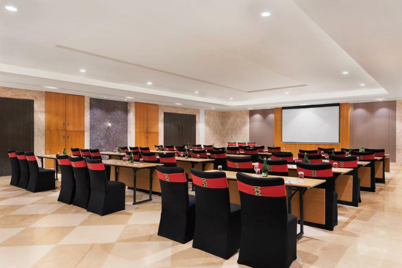 Ramada Plaza By Wyndham Lucknow Hotel Buitenkant foto